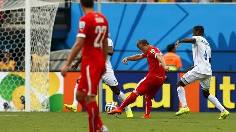 Shaqiri uderza,a  piłka zaraz zatrzepocze w siatce