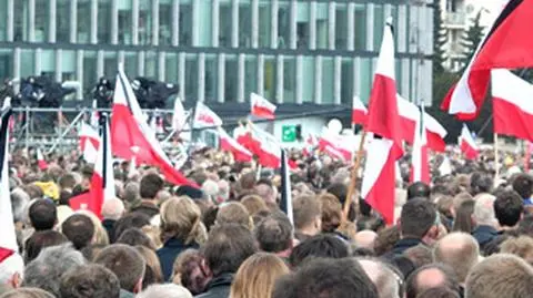 Plac pustoszeje. Ludzie idą pod Pałac Prezydencki