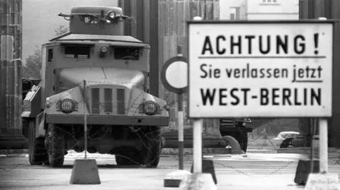 Żelazna kurtyna, która podzieliła Europę, podzieliła też Berlin