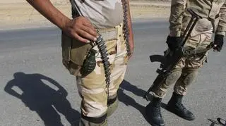 Members of the Iraqi Shiite 'Badr Brigade' militia stand guard at a checkpoint in Suleiman Bek about 300 kilometers north of Baghdad 09 September 2014. Iraq's parliament approved a national unity government under Prime Minister Haider al-Abadi on 08 September 2014, to face the threat of the Islamic State extremist group and provide the support to Iraqi forces. Sulaiman Bek one of cities near Kirkuk, which was seized by Kurdish Peshmerga forces with the aid of a US airstrikes campaign, after the Islamic State's initial lightning offensive against Iraqi security forces in June . EPA/MOHAMED MESSARA Dostawca: PAP/EPA.