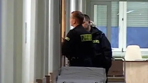 Ojciec i syn znalezieni pod domem. "Liczne rany rąbane"