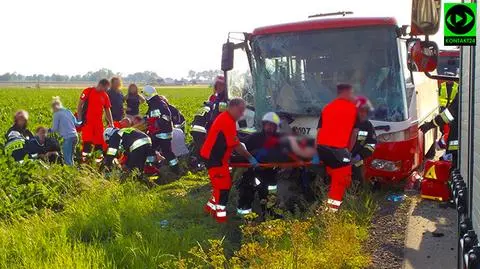 Smardzowo. Autobus zjechał z drogi, kilkanaście rannych