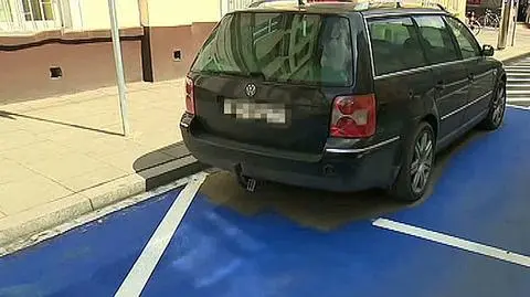 Zaparkowany samochód nie przeszkodził drogowcom. Malowali dookoła