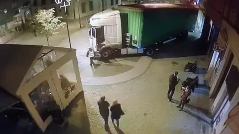 Zamiast na znaki, patrzył na GPS i wjechał tirem na rynek