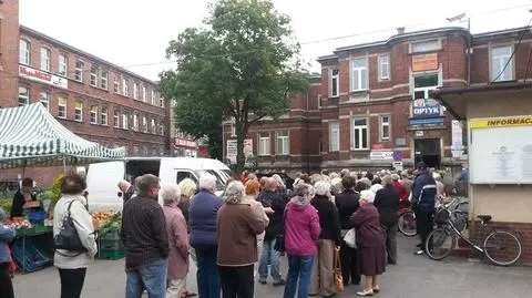 Stoją w kolejkach, bo do okulisty zapisują raz na pół roku