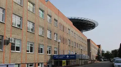 Pijany skoczył na główkę do basenu. Ma złamany kręgosłup
