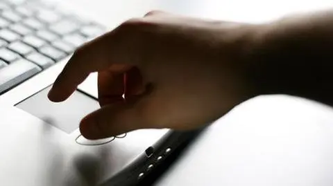 Kręcił porno z czteroletnią siostrą. Pójdzie za kratki na pięć lat?