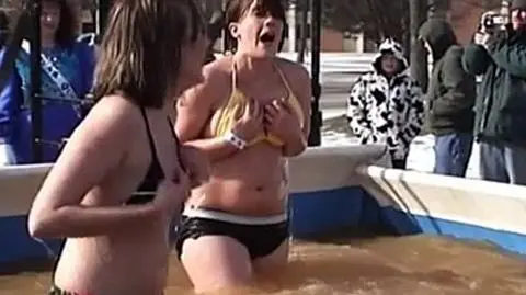 Bardzo zimna kąpiel na szlachetny cel