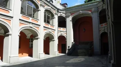 Kuria chce od państwa 12 milionów złotych