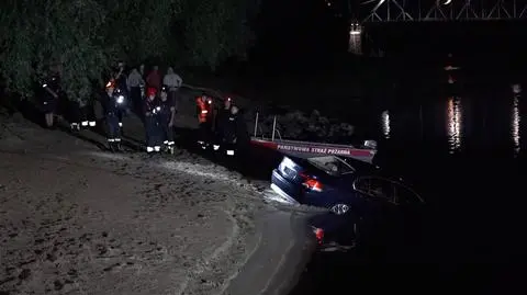 Toruń: strażacy wyciągnęli z Wisły samochód