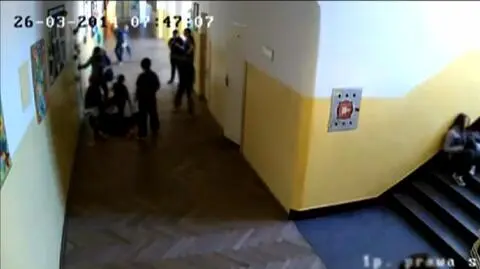 Bili 10-latka na szkolnym korytarzu.  
Zgłoszenie na policję, kuratorium bada sprawę