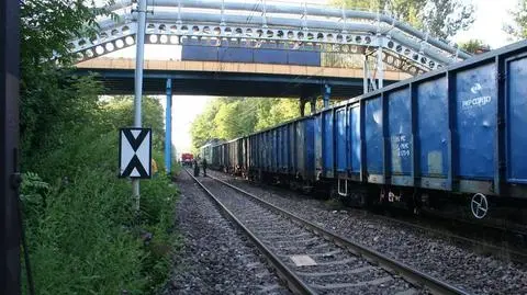 Przewrócił się na torach i stracił nogi pod lokomotywą