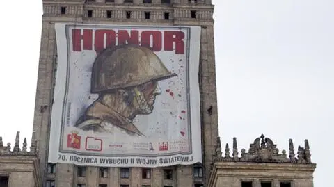 Plakat zawisł na PKiN