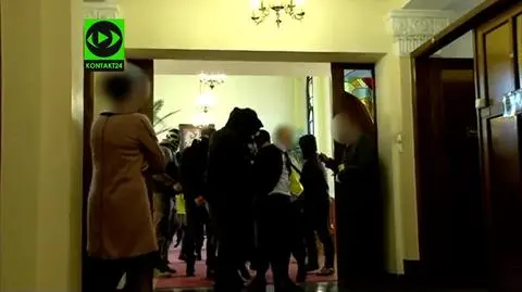 Police let the wedding ceremony to end and only after they detained the groom