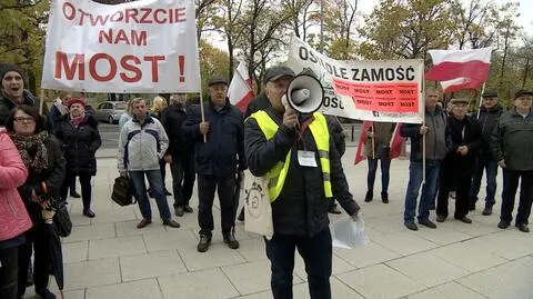 Mieszkańcy Wronek protestują, chcą otwarcia mostu