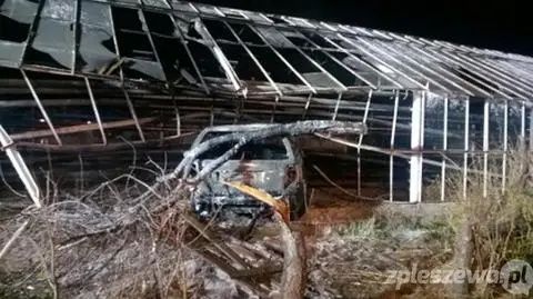 Napadli na sklep, wjechali w szklarnię. Samochód spłonął, trwa obława