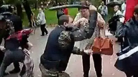 Rosyjski policjant pałuje kobietę. 
Film wywołał wściekłość