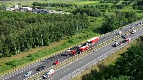 Karambol i pożar na A6, sześć osób zginęło. Po drugiej stronie doszło do kolejnego wypadku