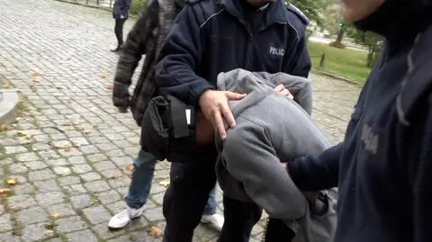 20-latek do sądu wprowadzony został w specjalnej masce