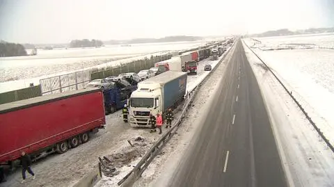 Kilkanaście zdarzeń na A4, ogromny korek na S8. Fatalne warunki