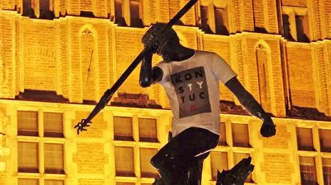 Gdańsk. Pomnik Neptuna w koszulce z napisem "Konstytucja"