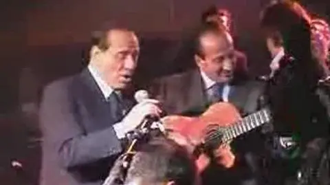 Berlusconi śpiewa o miłości