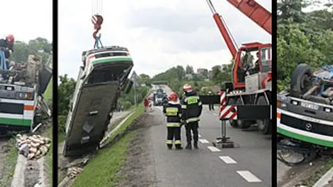 Autokar dachował na Zakopiance "Zjechał, bo zobaczył karetkę"