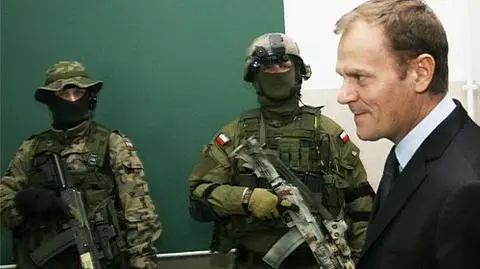 Tusk: żołnierz ma budzić respekt