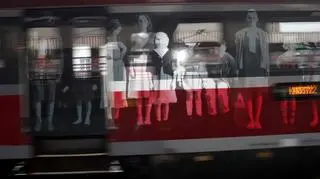 Projekcja filmu na przejeżdżającym pociągu 