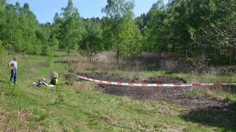 Zwłoki mężczyzny na płonącej łące