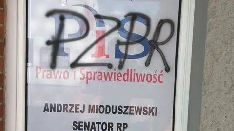 Na biurach polityków PiS napisano "PZPR"