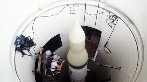 Rakieta Minuteman II w silosie. Ta, która uległa wypadkowi, wyglądała prawie identycznie (nagranie archiwalne odpalenia rakiety tego typu)