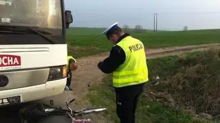 Ze wstępnych ustaleń wynika, że rowerzysta nie upewnił skręcając z drogi
