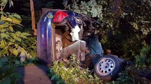 Stracił panowanie, uderzył w drzewo. 21-latek nie żyje