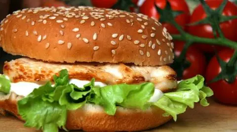 Hamburgery dotarły do komunistów