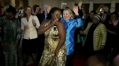 Clinton tańczy w Afryce