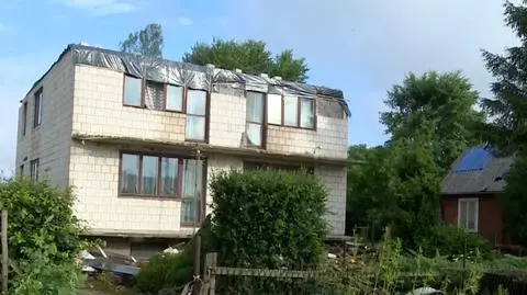 Wichura zerwała dach domu. Mieszkańcy wsi sprzątają po nawałnicy
