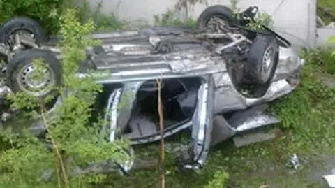 Jechał za szybko. Zatrzymał się na drzewie