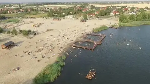 Plaża w Karninie pełna, choć nieczynna. "Żal nie skorzystać"