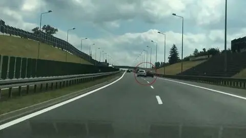 Bielsko-Biała, Żywiec. Kierowca poszukiwany za spychanie aut z drogi