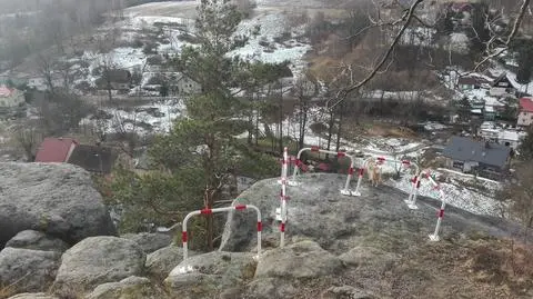 Szwajcaria Lwówecka. Biało-czerwone barierki na skalnych szczytach
