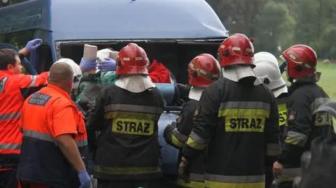 Czołowe zderzenie busa z traktorem. 
Kilkunastu rannych, głównie dzieci