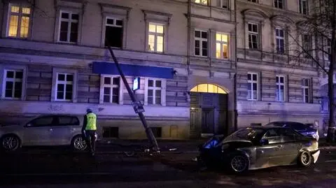 Samochód uderzył w latarnię. Ranna kobieta z pierwszego piętra