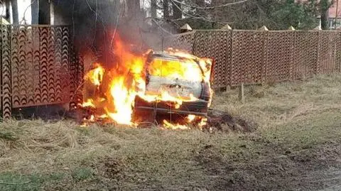 Budzyń: Wjechał w płot. Auto spłonęło doszczętnie