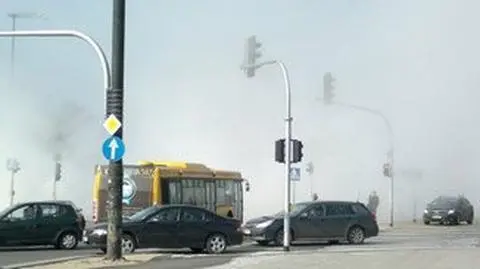 "Nie widać nawet jezdni". Kłęby pary, korki, ludzie zamknięci w autobusach