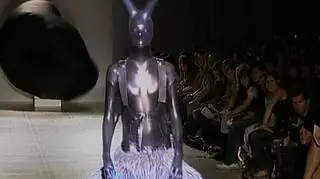 Kombinacja kaszmiru, futra i skóry z materiałami nietypowymi jak na ubrania typu guma, ludzkie włosy i plastik - czy tak już niedługo będą ubierać się Anglicy? Futurystyczny pokaz mody w mało brytyjskim stylu zorganizował projektant Gareth Pugh. (APTN)