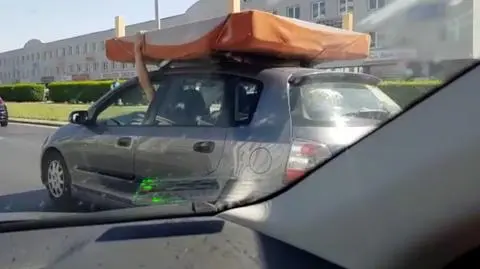 Wrocław. Nietypowy transport łóżka. Nie w bagażniku, ale dachu auta