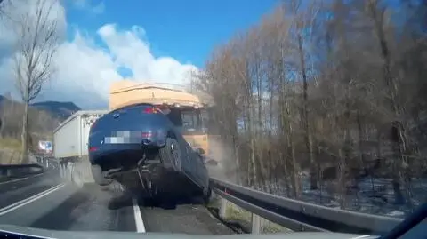 W ciężarówce pękła opona. Nagranie z wypadku