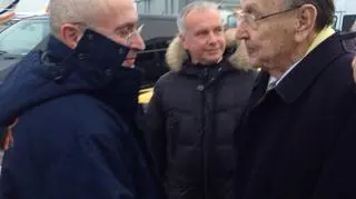 Chodorkowski na berlińskim lotnisku wita się z Hansem-Dietrichem Genscherem