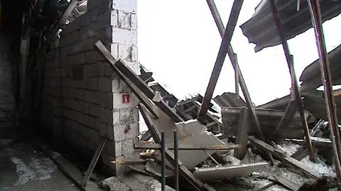 Dach runął na samochody